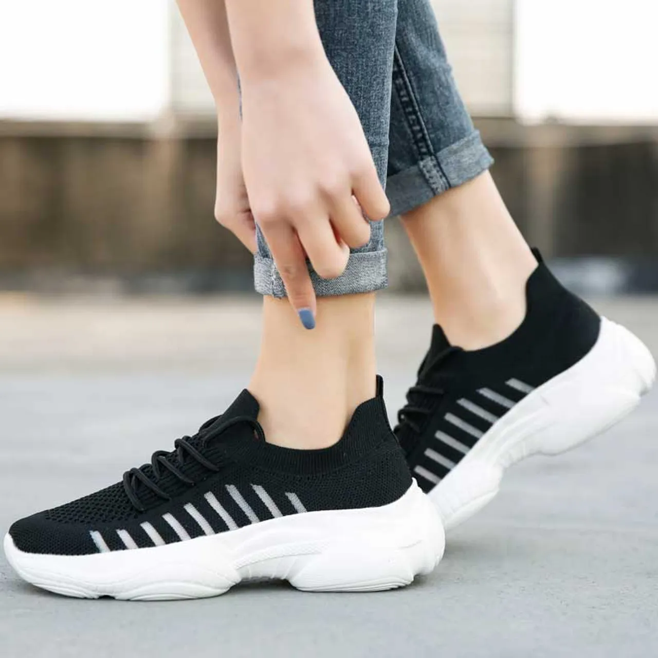 Black flyknit stripe hollow lace shoe sneaker