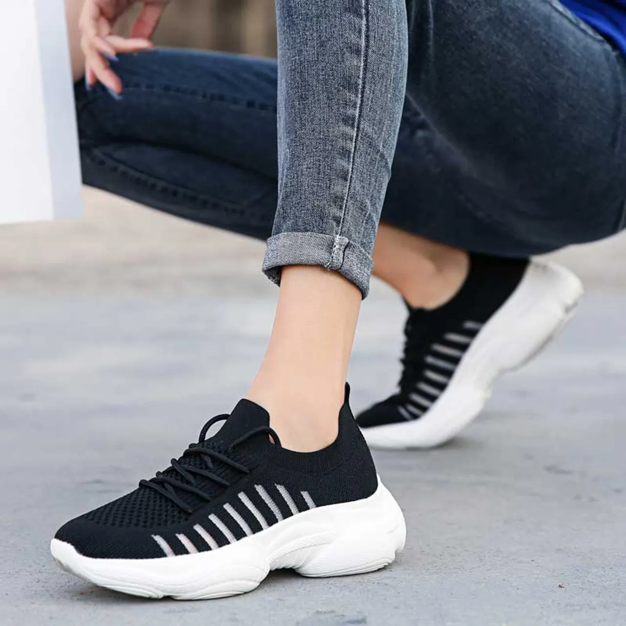 Black flyknit stripe hollow lace shoe sneaker