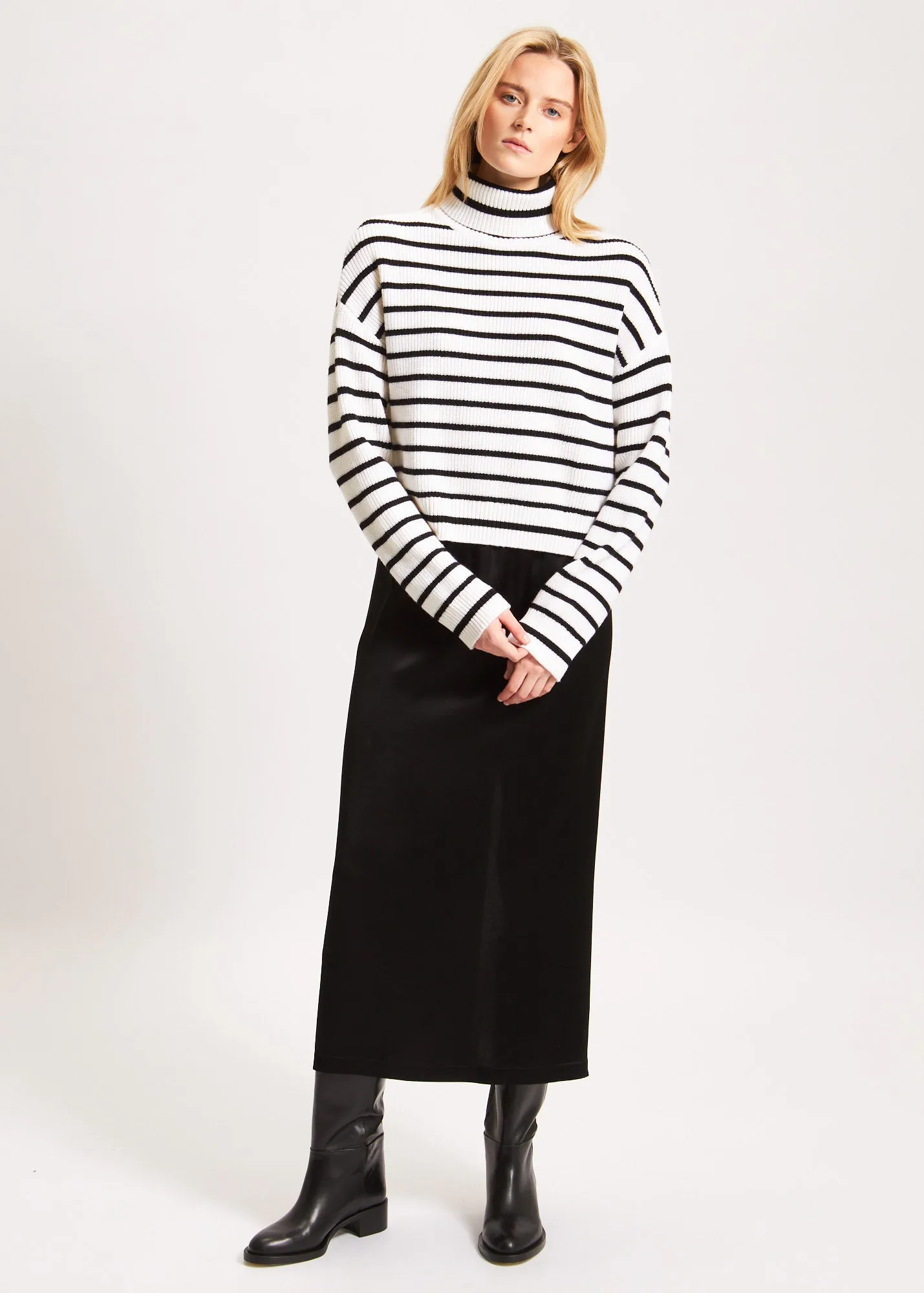 Stripe pattern turtleneck shirt.