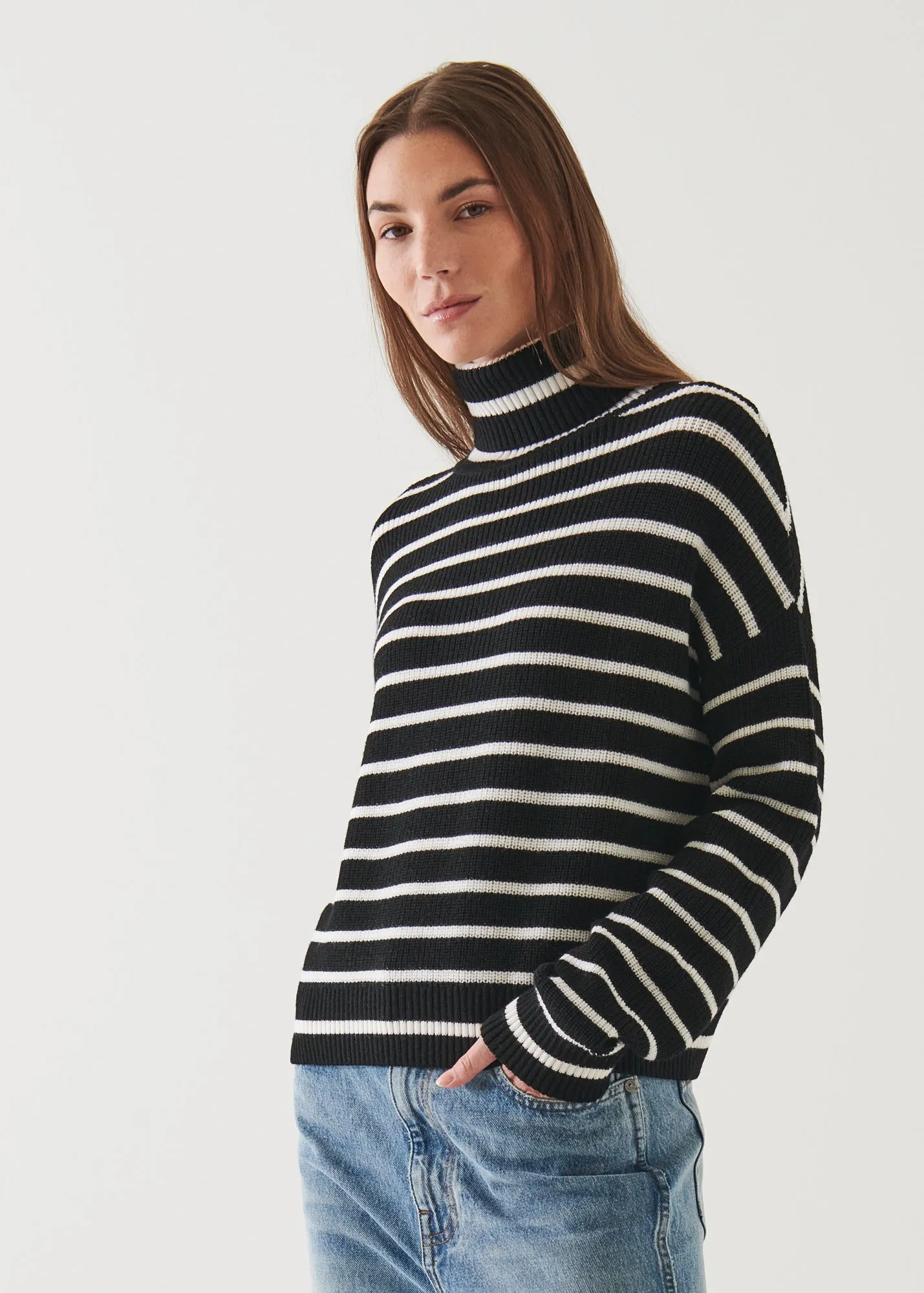 Stripe pattern turtleneck shirt.