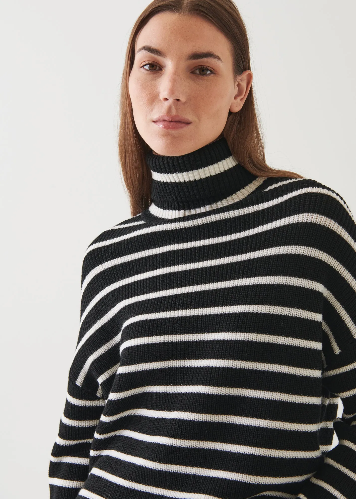 Stripe pattern turtleneck shirt.