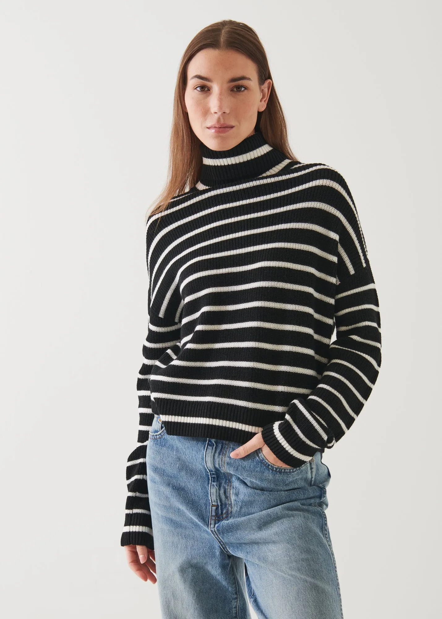 Stripe pattern turtleneck shirt.