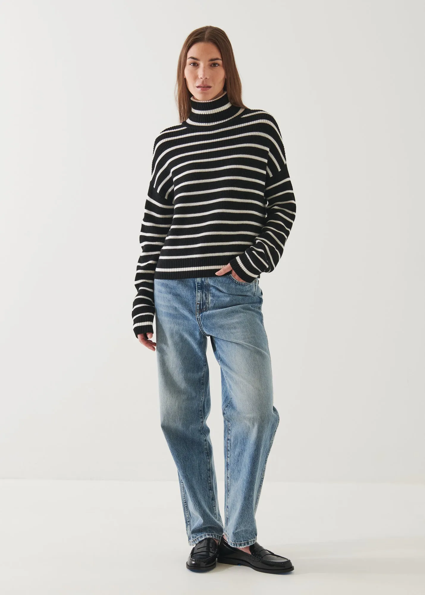 Stripe pattern turtleneck shirt.