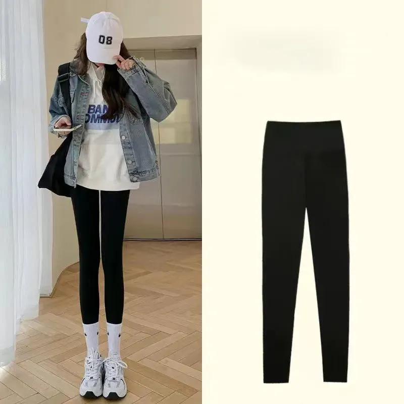 Thermal fleece leggings for women, with a tight and warm waistband.